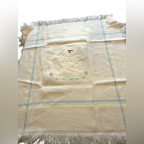 Vintage Saks Fifth Avenue Beautiful Knitted Cream Baby Blanket With Fringes Bear - Picture 7 of 7